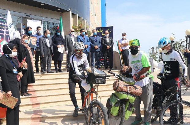 ادای احترام دوچرخه سوار سفیر سلامت به مدافعان و شهدای سلامت لاهیجان