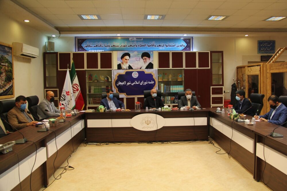 با عدم حضور اعضای شورای شهر لاهیجان در جلسه این شورا ۵ عضو برای تعیین کمسیون ها آبستراکسیون کردند.