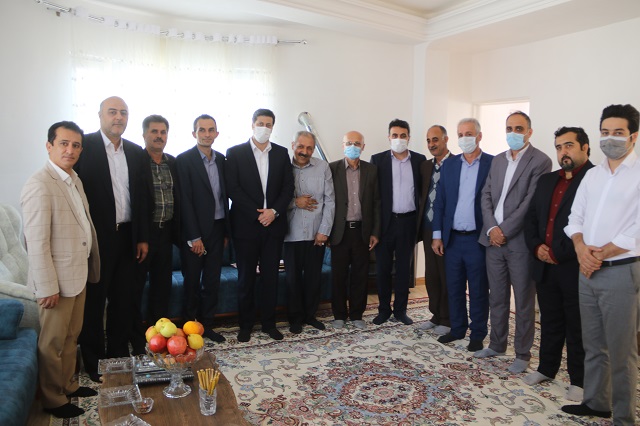 شهردار، رییس و اعضای شورای شهر از یکی از کارکنان بازنشسته سازمان حمل و نقل شهرداری لاهیجان تقدیر کردند