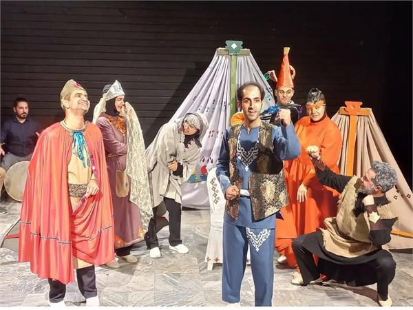 پسر کوه های بلند را در لاهیجان ببینید/نمایش “پسر کوههای بلند “به کارگردانی نگار نادری اینروزها در لاهیجان بر روی صحنه اجرا می شود.