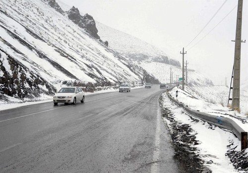 آخرین زورآزمایی زمستان در آستانه بهار؛ کوهستان‌های گیلان سفیدپوش برف شد.بارش برف در ارتفاعات گیلان که از دیروز آغاز شده همچنان ادامه دارد و دمای هوای این استان را کاهش داده است.