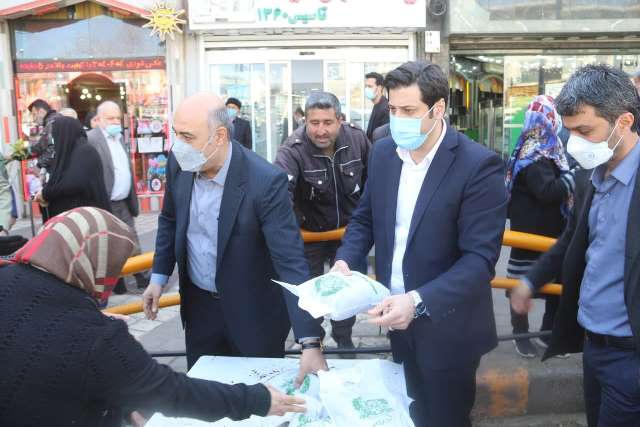 همزمان با ۱۵ اسفند، روز درخت کاری، شهرداری لاهیجان اقدام به توزیع نهال رایگان و کیسه های خاک برگ بین شهروندان کرد