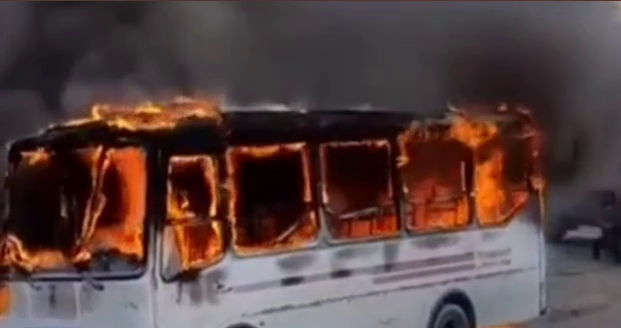 آتش گرفتن مینی بوس با ۲۰ مسافر در رشت