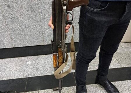 سلاح در دست مهاجم سفارت آذربایجان+ عکس
