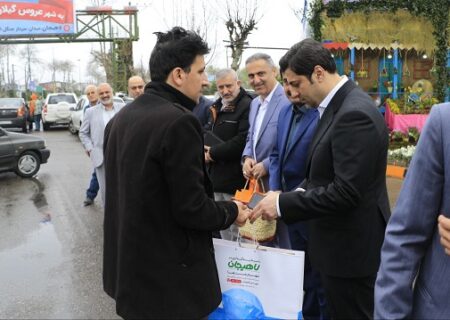 مسافران نوروزی لاهیجان مورد استقبال مسئولان شهرستان قرار گرفتند