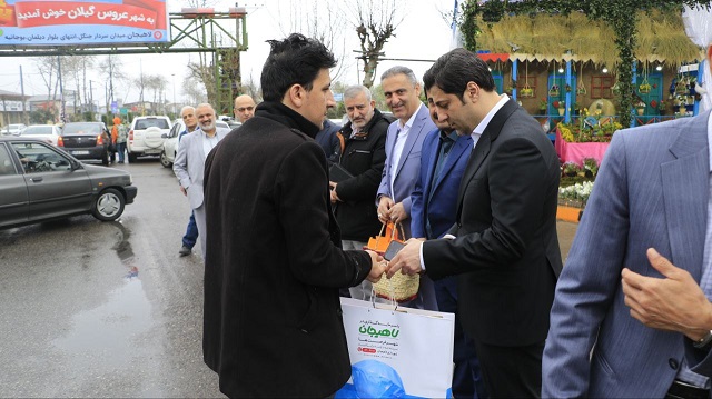 مسافران نوروزی لاهیجان مورد استقبال مسئولان شهرستان قرار گرفتند