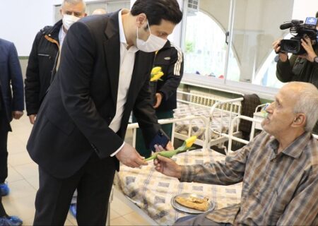 دیدار مسئولان لاهیجان با سالمندان در اولین روز از عید نوروز