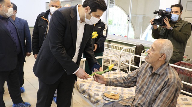دیدار مسئولان لاهیجان با سالمندان در اولین روز از عید نوروز