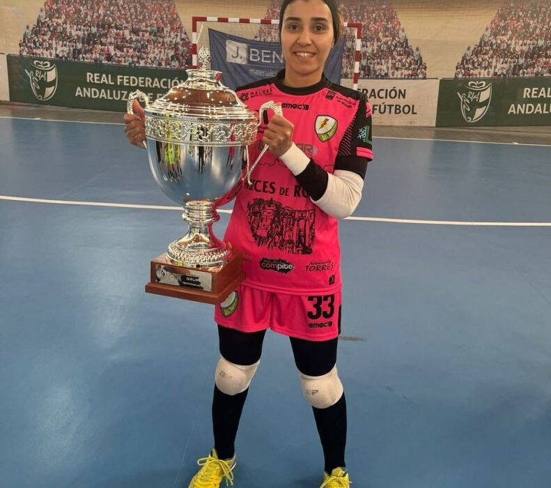 بالای سر بردن جام قهرمانی اسپانیا توسط دختر ایرانی