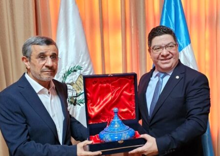 هدیه ارزان‌قیمت احمدی‌نژاد به وزیر گواتمالایی