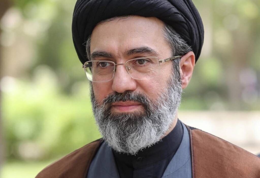 آیت الله سیدمجتبی حسینی خامنه ای رهبر معظم انقلاب اسلامی ایران شد.