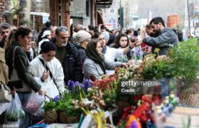 تصاویر خبرگزاری فرانسه از خریدهای نوروزی مردم تهران در آستانه سال نو
