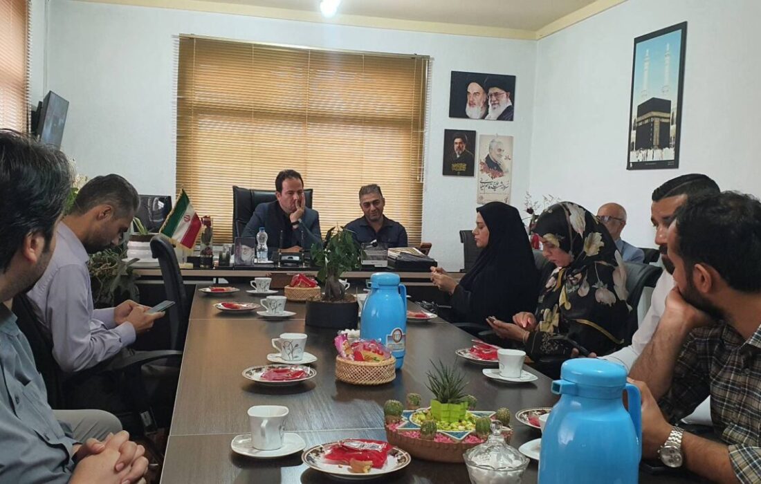 تجلیل از خبرنگاران در اداره صمت لاهیجان؛ تأکید بر نقش رسانه‌ها در انعکاس مطالبات اصناف و فعالان اقتصادی + تصاویر